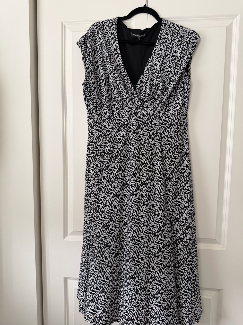 Black & White Print V-Neck Women’s Dress Size 16